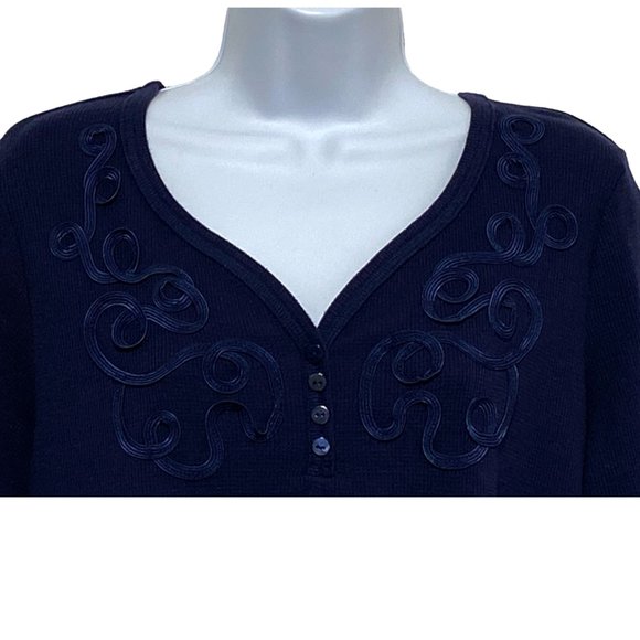 Women's Plus Size 1X Long Sleeve Top Detailed V-Neckline Design - Picture 3 of 4